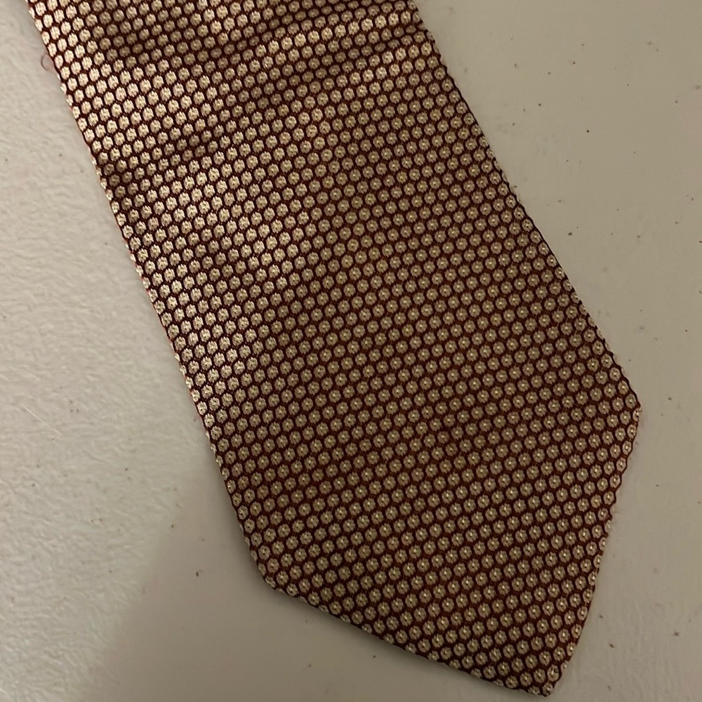 Hugo Boss 100% silk patterned tie! Made in Italy.